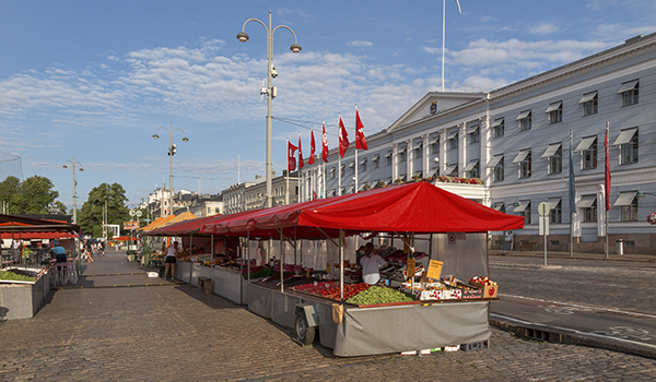 Helsingin kauppatori, taustalla Helsingin kaupungintalo.